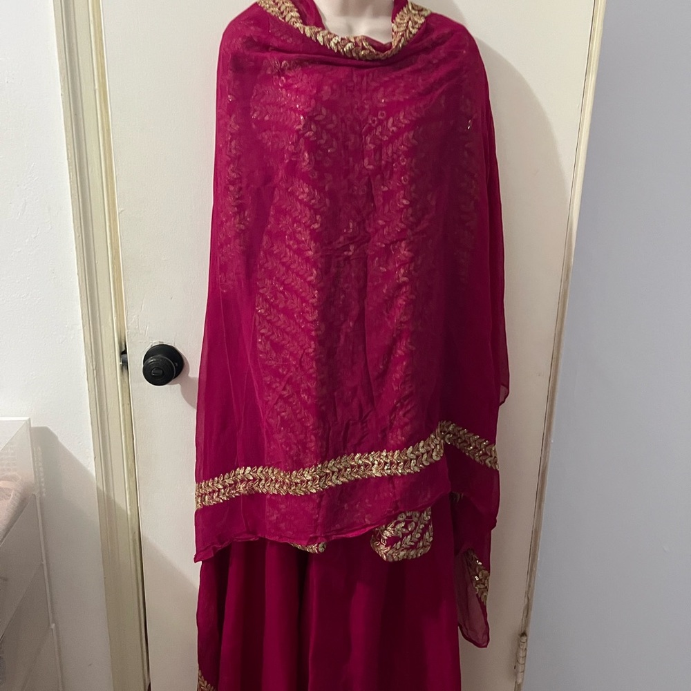 Elegant magenta and gold palazzo suit - Picture 2 of 9
